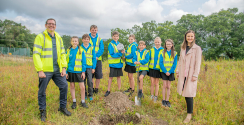 School pupils with cabinet secerary
